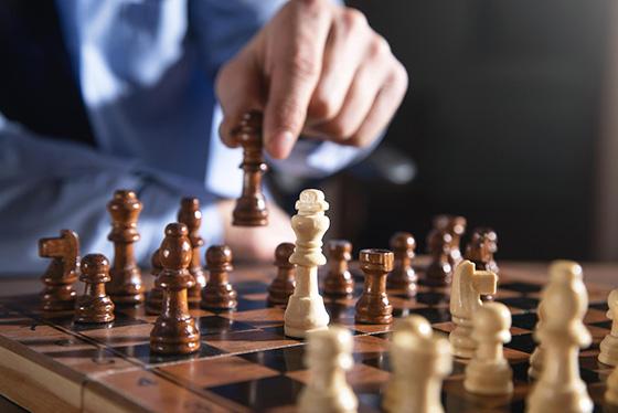 Tablero de ajedrez que simboliza la estrategia de empresa definida por MomentumCo